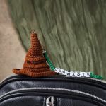 Brelok Tiara Przydziału, Zawieszka dla fanów Harry'ego Pottera - Brelok jest wykonany z włóczki półbawełnianej - Kolorystyka - czekoladowy brązowy
