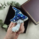 Ręcznie haftowana 3D broszka muchomor, Broszka na prezent - Wymiary 7x9 cm. Kolorystyka - nasączone odcienie granatowego i ciemnego niebieskiego, białego, mlecznego.