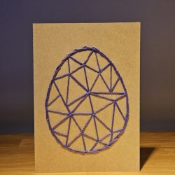 Kartka Wielkanocna - ręcznie haftowana - Pisanka fioletowa