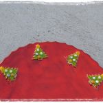 Czerwona patera z choinkami - Zdobiona choinkami