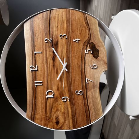 Wyjątkowy drewniany zegar w białej obręczy