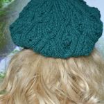 Beret w warkocze w kolorze butelkowej zieleni - na zimę