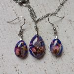 Komplet biżuterii z żywicy epoksydowej z suszonymi kwiatami - wisiorek i kolczyki | KROPLA WIOSNY - 4