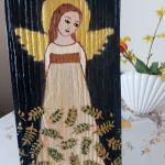 Anioł w liściach paproci - malowany na desce - widok główny