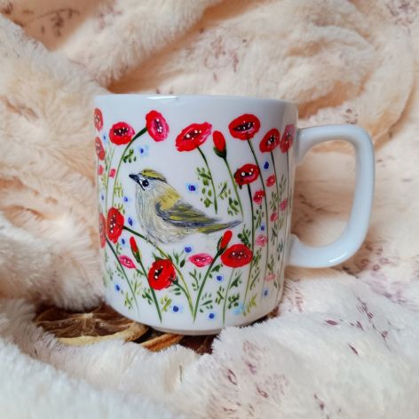 Mysikrólik wśród maków ręcznie malowany kubek 270 ml.