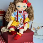 Lalka ręcznie malowana Rozalka 50 cm + brelok - Lalka ubrana jest w bluzeczkę w domki i spódniczkę