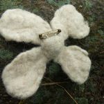 Skandynawski 1 -Kwiat broszka z filcu - Biały kwiat - 