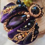 Ekskluzywna broszka w kształcie żuka z koralików i kryształów - 