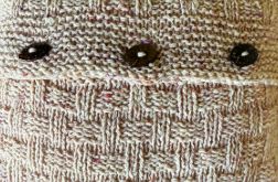 Dekoracyjna poduszka robiona na drutach z owczej wełny.