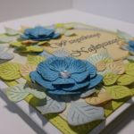 Kartka z niebieskimi kwiatkami - Każdy element jest lekko wytuszowany na krawędziach (tusz w kolorze złotym)