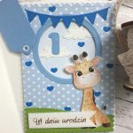 Kartka na roczek z żyrafą dla chłopczyka - Jasnokremowe wnętrze kartki i tył etykietki