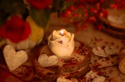 ŚWIECA SOJOWA W KSZTAŁCIE RÓŻY ZAPACHOWA NA WALENTYNKI