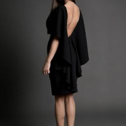 koktajlowa sukienka z dekoltem IMANN -czarna