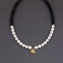 Naszyjnik z dużymi perłami.