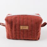 Lniana kosmetyczka box + gumka scrunchie - zbliżenie na przód lnianej kosmetyczki