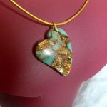 Asymetryczne serce, amazonit z bornitem - wisiorek na rzemyku - 