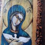 Mała ikona z wizerunkiem Matki Bożej z gołąbkiem - zbliżenie