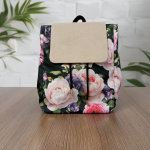 Duży plecak czarno-beżowy w kwiaty, z klapką - Plecak z welurową klapką