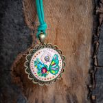 Medalion malowany - Motylem jestem - Idealny na prezent dla każdej miłośniczki motyli i kwiatów Malowany farbami akrylowymi. Następnie pokryłam drewienko bezwonnym lakierem akrylowym.