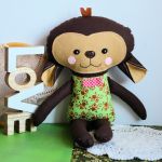 Słodka małpka Piotruś 45 cm - Pyszczek wykonany jest z filcu.  Na bluzeczce ma naszytą maszynowo bawełnianą muszkę.