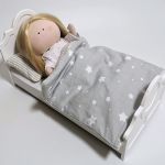 Białe łóżko dla lalki - lalka w łóżku