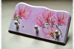 Wieszak z trzema kołeczkami w magnilie.