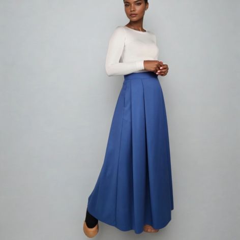 Niebieska spódnica maxi z ozdobnymi kontrafałdami.