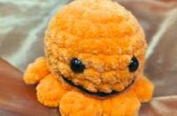Ręcznie robiona meduza amigurumi – pomarańczowa szeroki uśmiech