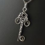 Srebrny wisiorek Klucz ze srebra oksydowanego - srebrny wisiorek w kształcie klucza