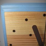 Błękitny zegar drewniany z drewna sosny - kołeczki szczegół