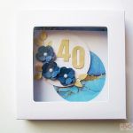 Kartka ROCZNICA ŚLUBU niebiesko-złocista - Kartka na rocznicę ślubu z niebieskimi kwiatkami