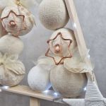 Drewniana choinka w bieli  z gwiazdami LED - 
