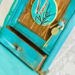 Szafka na klucze, ręcznie malowana, z ceramiką, z duszą i historią - 