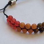 Seria " Energetyzer Czakr "  Bransoletka nr. 14 - bok bransoletki topas czerwony , jadeit