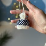 Ozdoba choinkowa, miniczapeczka, biało-granatowa - Ozdoba choinkowa, zawieszka, mini-czapeczka