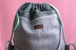 Szary pleciony plecak z przednią kieszenią baranek