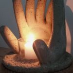 Świecznik z dłońmi , beton - 