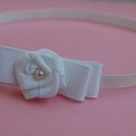 Opaska niemowlęca - Biała kokardka z różyczką - 