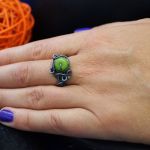 Srebrny pierścionek z jadeitem zielonym - pierścionek na dłoni