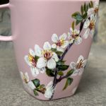 Różowy, porcelanowy kubek ręcznie malowany Kwiaty wiśni - 
