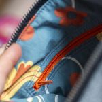 Szara kopertówka na różowym pasku w kwiatki - 