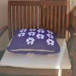 Fioletowa w kwiatki-poduszka - fiolet