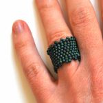 Pierścionek koralikowy zielony 15 - pierścionek na prezent