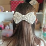 Spinka do Włosów Kokarda z Sztucznymi Perłami – Ślubna, Komunijna, Elegancka – Handmade - Ręcznie wykonana spinka kokarda z sztucznymi perłami – wyjątkowa ozdoba do fryzur