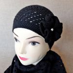 Czapka z czarnym kwiatem i perłą - 