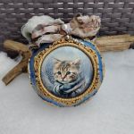 Bombka świąteczna z kotkiem w zimowej scenerii - 1