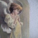 Anioł na desce - zbliżenie  boczne