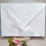 Pamiątka Chrztu Świętego - "Sukienka" - ozdobna przestrzenna koperta