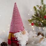 Krasnal na szydełku, Dekoracja domu, Skrzat do dekoracji - Wysokość dekoracji to około 25 cm.