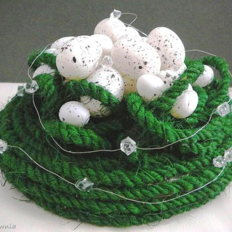 Zielone gniazdo z kryształową pajęczyną